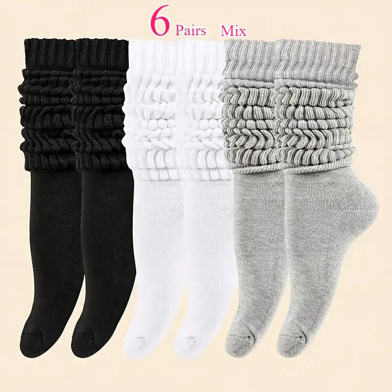 Un juego de seis pares de calcetines de punto mezclados en negro, blanco y gris.