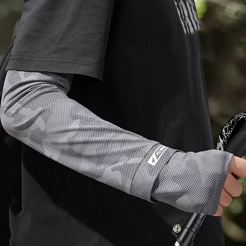 Gros plan d'une personne portant des manches de protection solaire en maille grise sous un t-shirt noir.