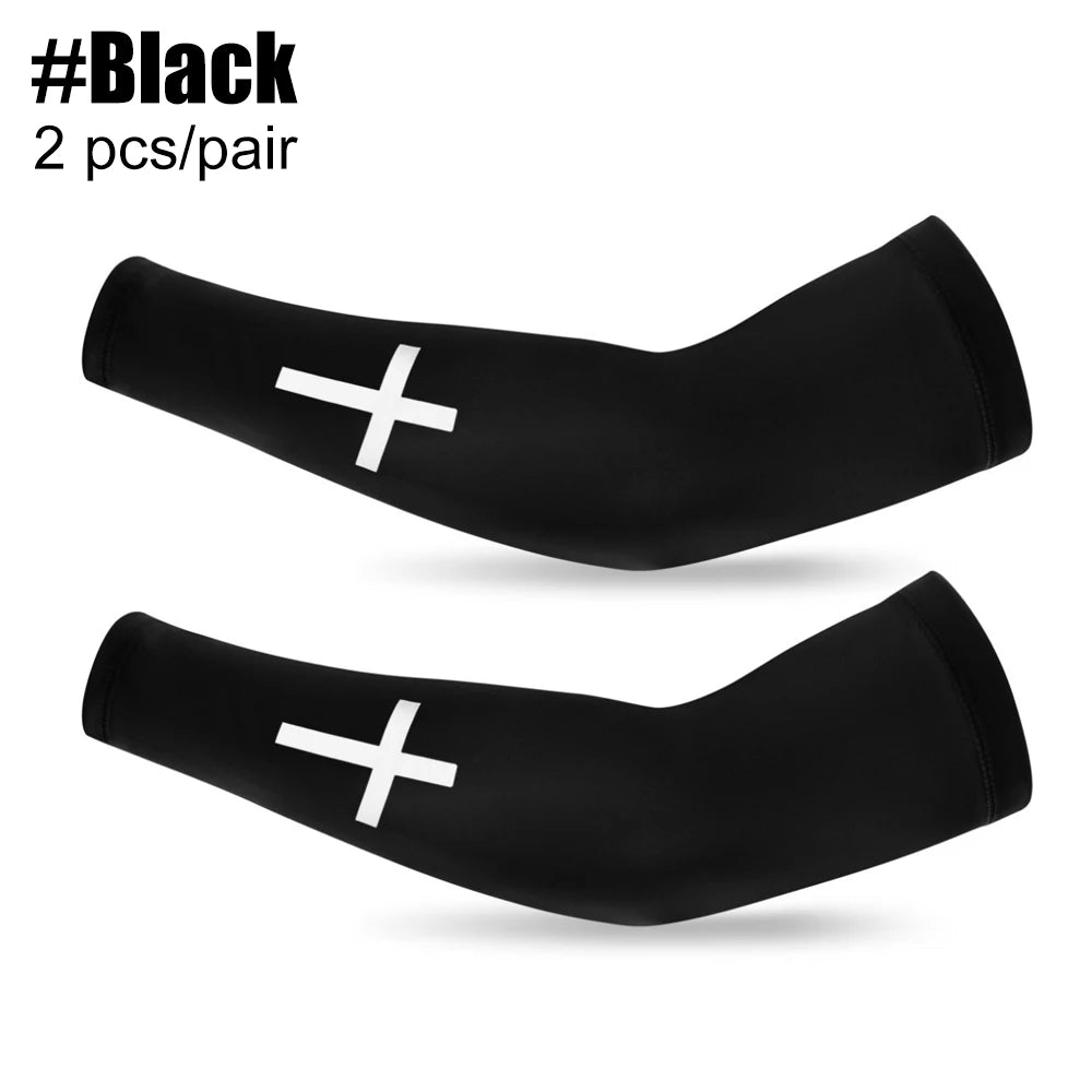 Un par de mangas de compresión negras con un diseño de cruz blanca, mostrados sobre un fondo blanco.