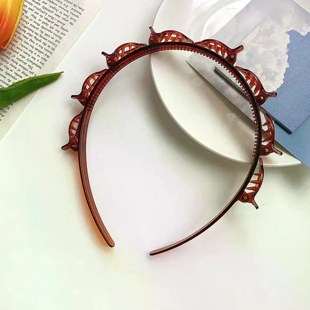 Set de clips para el cabello con dos mechones rizados marrón, exhibido sobre una superficie blanca junto a un libro y un plat