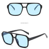 Eine Paar schwarze Acetat-Square-Sonnenbrille mit hellblauen Linsen in einer Produktpräsentation.