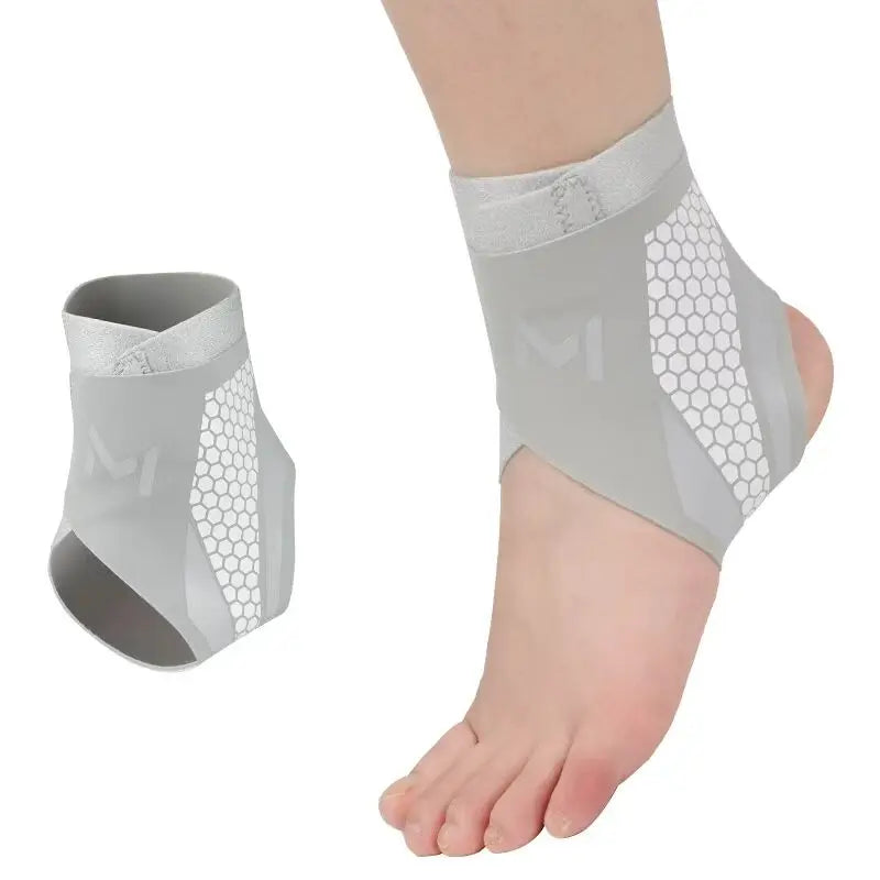 Graue Knöchelbandage, getragen am Unterschenkel einer Person.