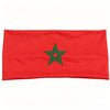 Un drapeau rouge avec une étoile verte centré sur un morceau de tissu.