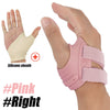 Rosa Silikon-Manschette zur Stabilisierung des Daumengelenks, getragen an Hand und Handgelenk.