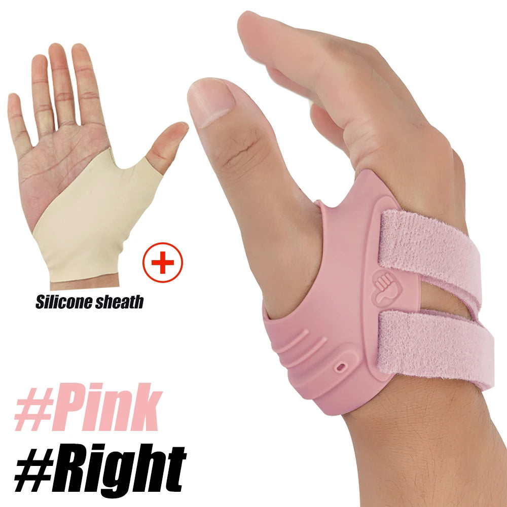 Rosa Silikon-Manschette zur Stabilisierung des Daumengelenks, getragen an Hand und Handgelenk.