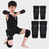 Un ensemble de genouillères et coudières de protection noires pour enfant, montrées en pièces séparées.