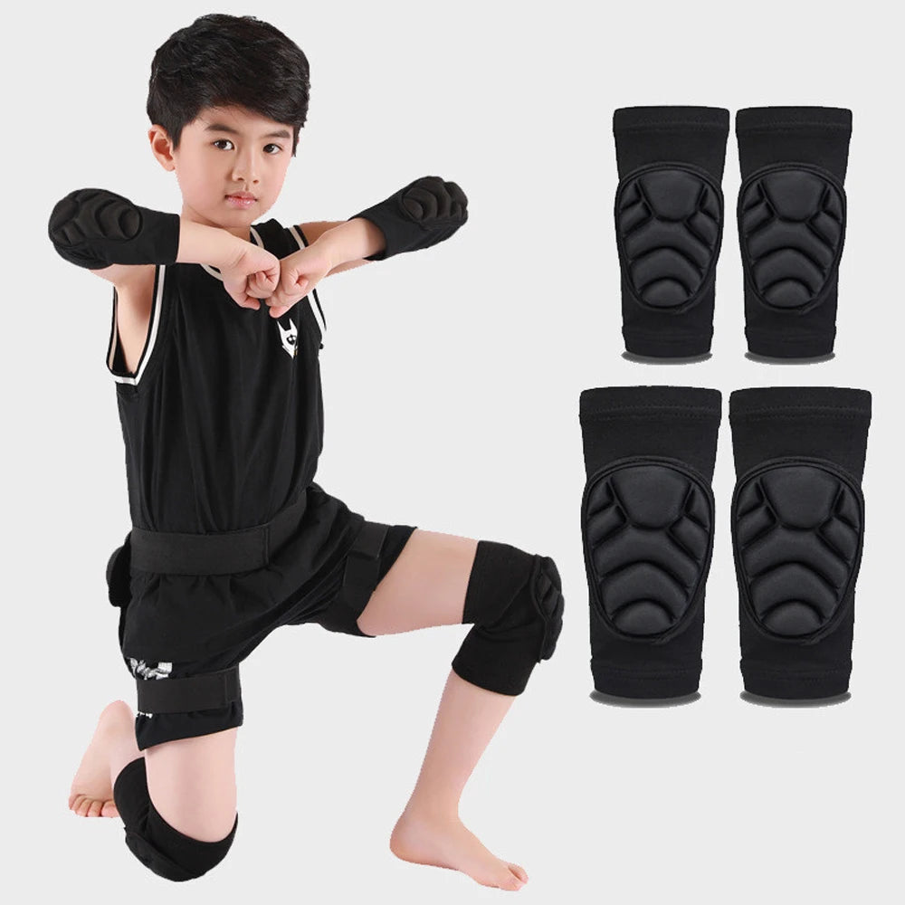 Un ensemble de genouillères et coudières de protection noires pour enfant, montrées en pièces séparées.