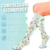 La jambe d'une personne portant des chaussettes de compression blanches à motif floral, montrant une protection renforcée du 