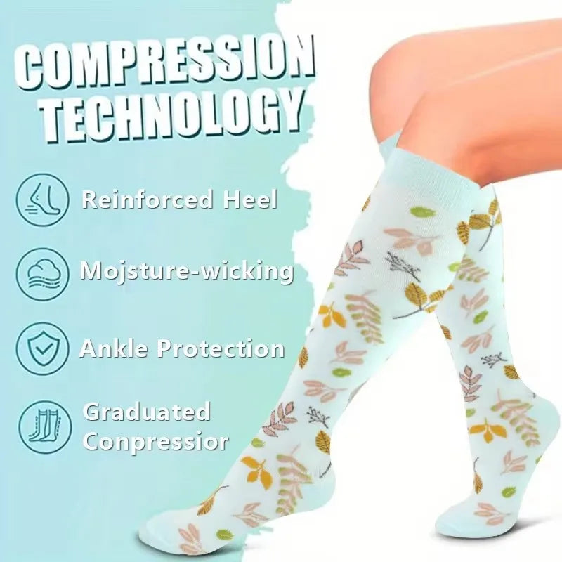 La jambe d'une personne portant des chaussettes de compression blanches à motif floral, montrant une protection renforcée du 