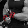Un bras musclé portant un bandeau rouge et noir lors d'un entraînement de musculation.