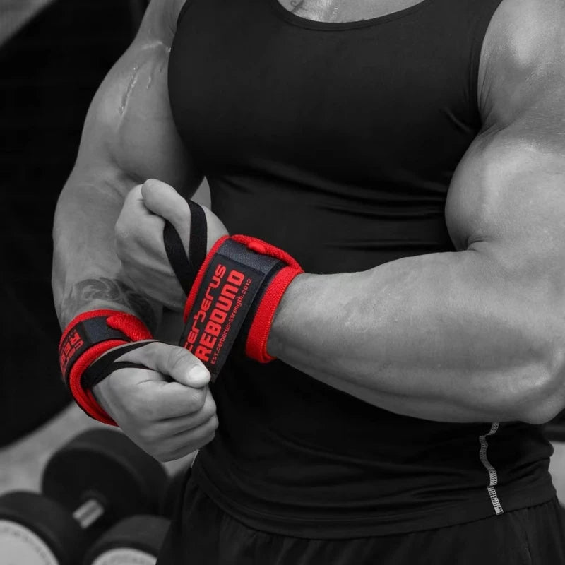 Un bras musclé portant un bandeau rouge et noir lors d'un entraînement de musculation.