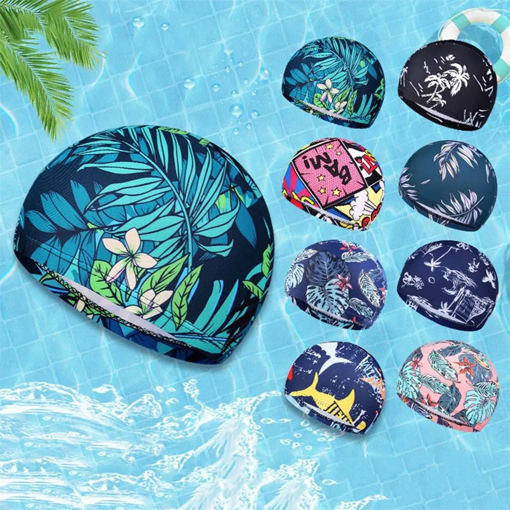 Collection de bonnets de natation en nylon élastique colorés et à motifs flottant dans l'eau claire.