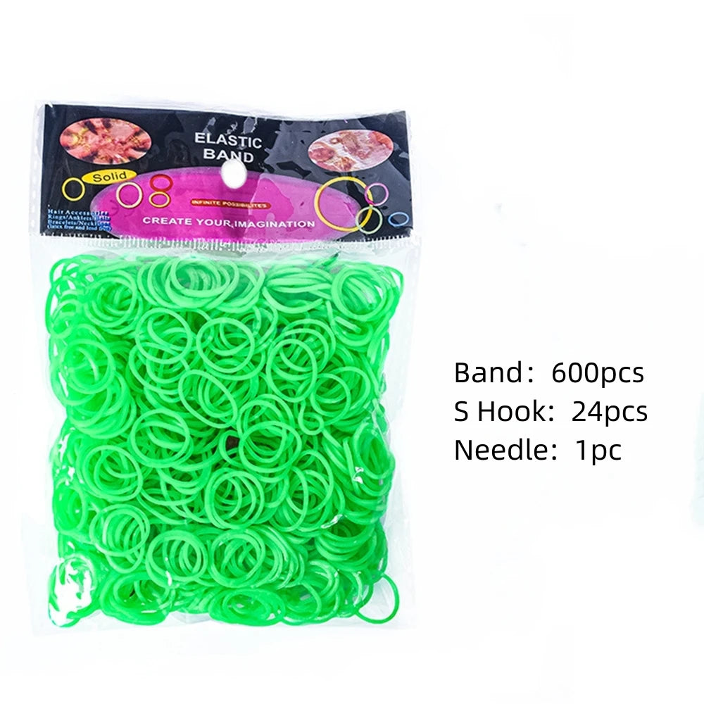 Paquete con bandas elásticas de telar verdes, ganchos S y una aguja para hacer pulseras.