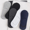 Collection de chaussettes invisibles en silicone respirantes gris, noir et bleu marine sur fond blanc.