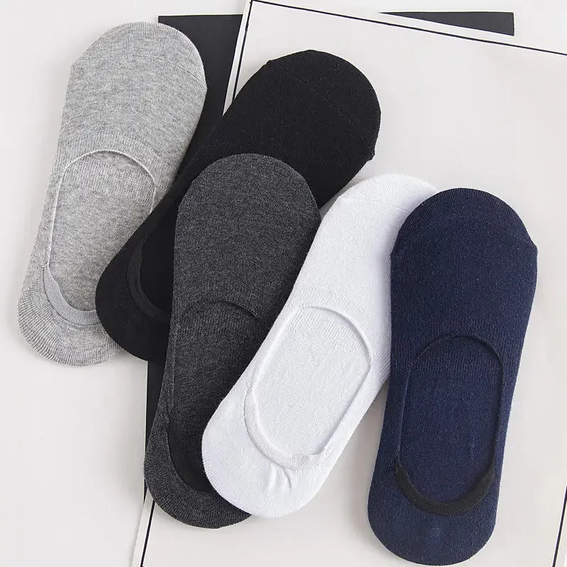 Collection de chaussettes invisibles en silicone respirantes gris, noir et bleu marine sur fond blanc.