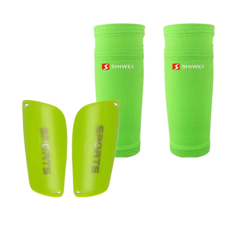 Une paire de genouillères de soccer vert lime vif avec manches confortables, montrées sous différentes formes.
