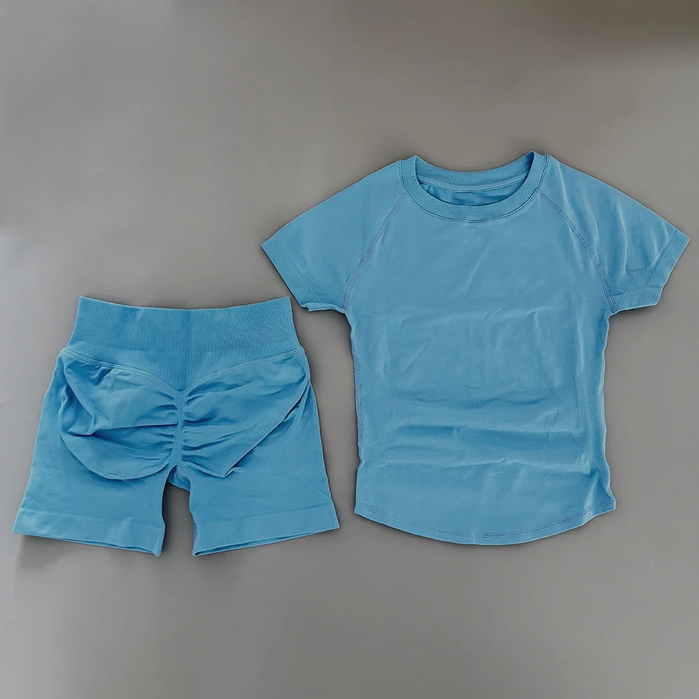 Ensemble de yoga et fitness bleu clair sans couture pour femmes, comprenant un t-shirt et un short
