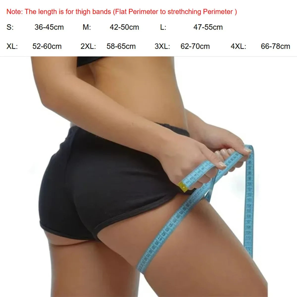 Une personne mesure la circonférence de sa cuisse avec un mètre bleu pour déterminer la bonne taille du silicone antidérapant