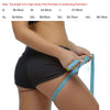 Une personne mesure la circonférence de sa cuisse avec un mètre ruban bleu pour déterminer la bonne taille du silicone antidé