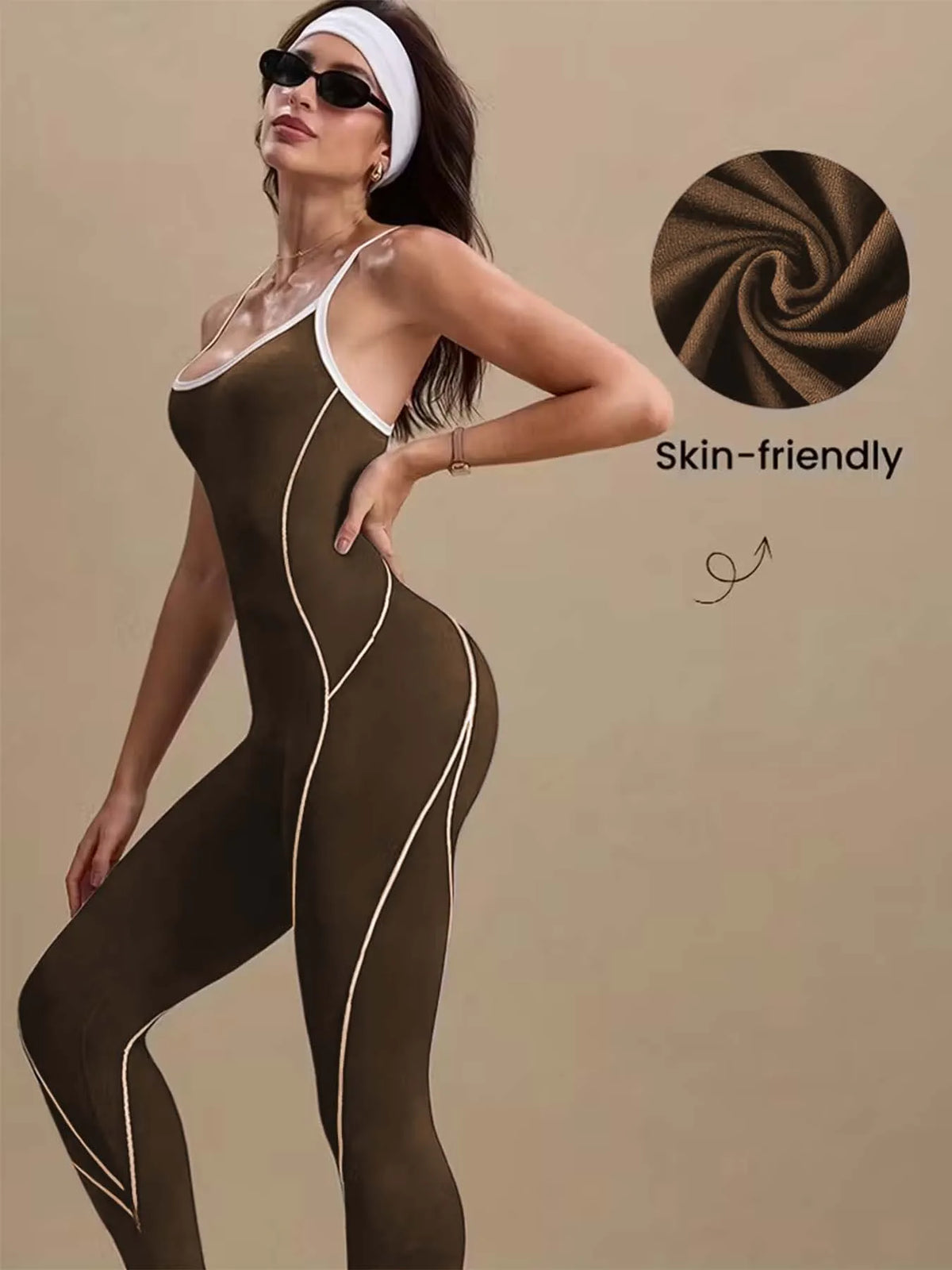 Model trägt einen dunkel olivgrünen, hautfreundlichen Yoga-Overall mit dünnen goldenen Linien.