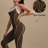 Model trägt einen dunkel olivgrünen, hautschonenden Yoga-Jumpsuit mit dünnen goldenen Linien.