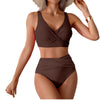 Un mannequin portant un maillot de bain deux pièces avec haut et bas froncés marron taille haute.
