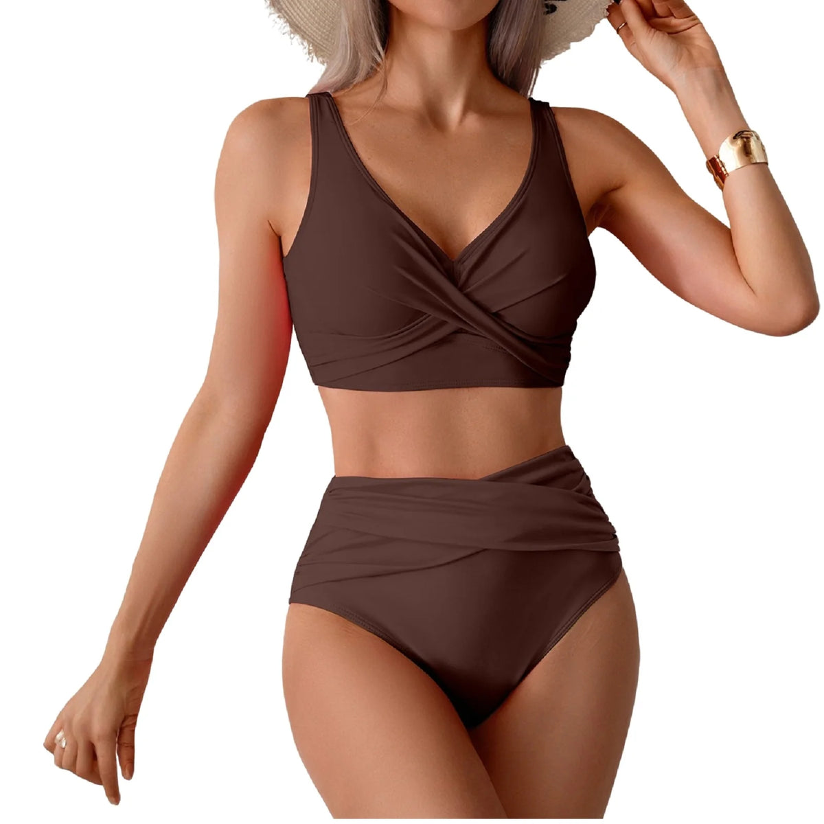 Un mannequin portant un maillot de bain deux pièces avec haut et bas froncés marron taille haute.