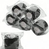 Plusieurs rouleaux de bandages élastiques réutilisables auto-adhésifs noirs emballés dans du plastique transparent.