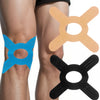 Un set de tres cintas de kinesioterapia de colores aplicadas a la pierna de una persona.
