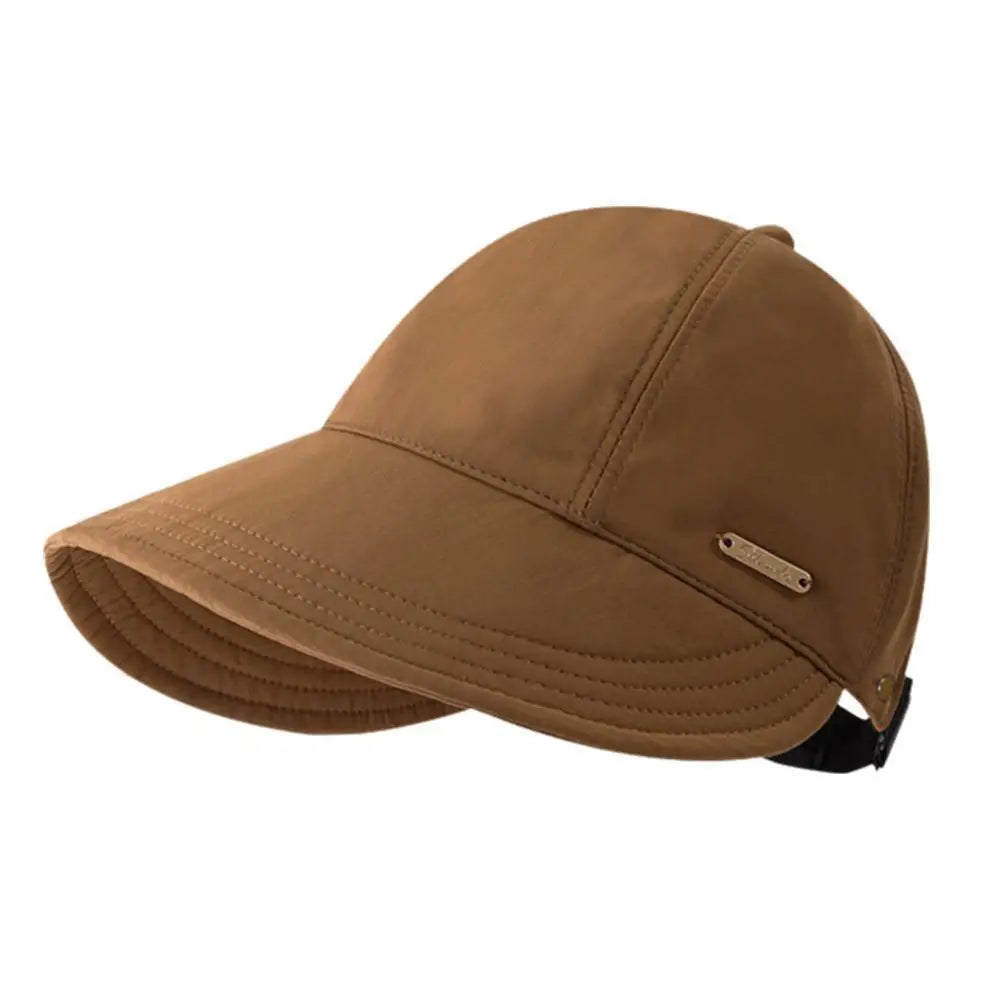 Gorra de béisbol de ala ancha marrón para protección UV, vista de perfil.