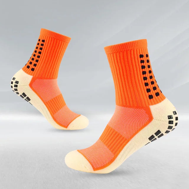 Calcetines deportivos para fútbol naranjas y beige antideslizantes para hombres, vistos de lado.