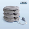 Una pila de collarines inflables grises para tracción cervical con tubo flexible adjunto.