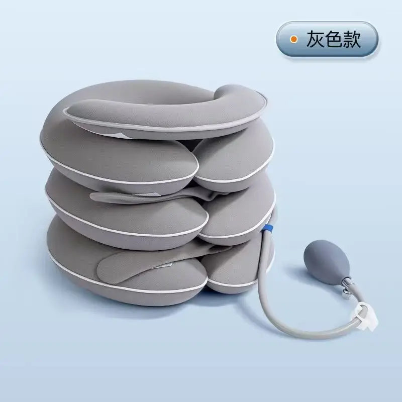 Una pila de collarines inflables grises para tracción cervical con tubo flexible adjunto.