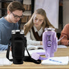 Schwarze Wasserflaschentasche mit Handyfach auf einem Holzschreibtisch neben lernenden Studenten.