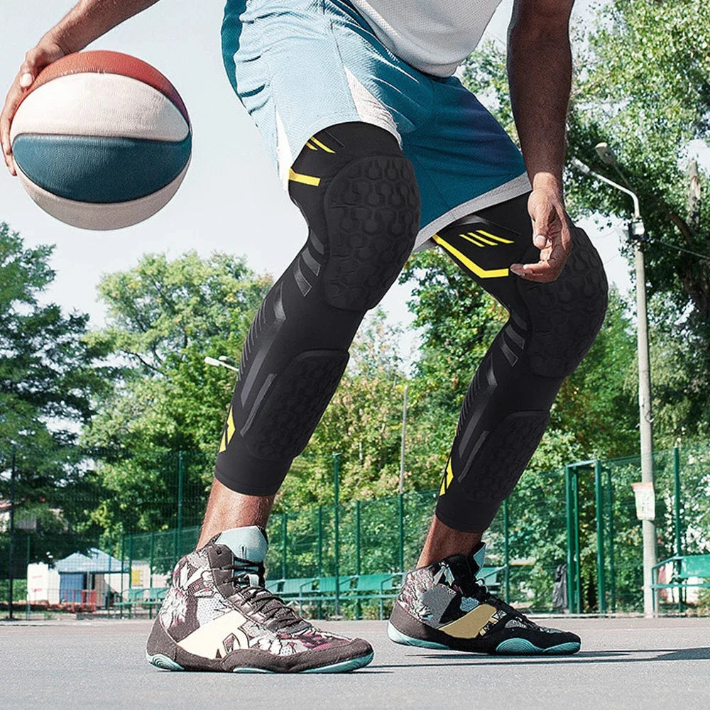 Person mit Knieschoner und Turnschuhen spielt Basketball in einem Park.