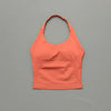 Ein einfariges, korallenoranges Strick-Gym-Tanktop mit Rundhalsausschnitt.