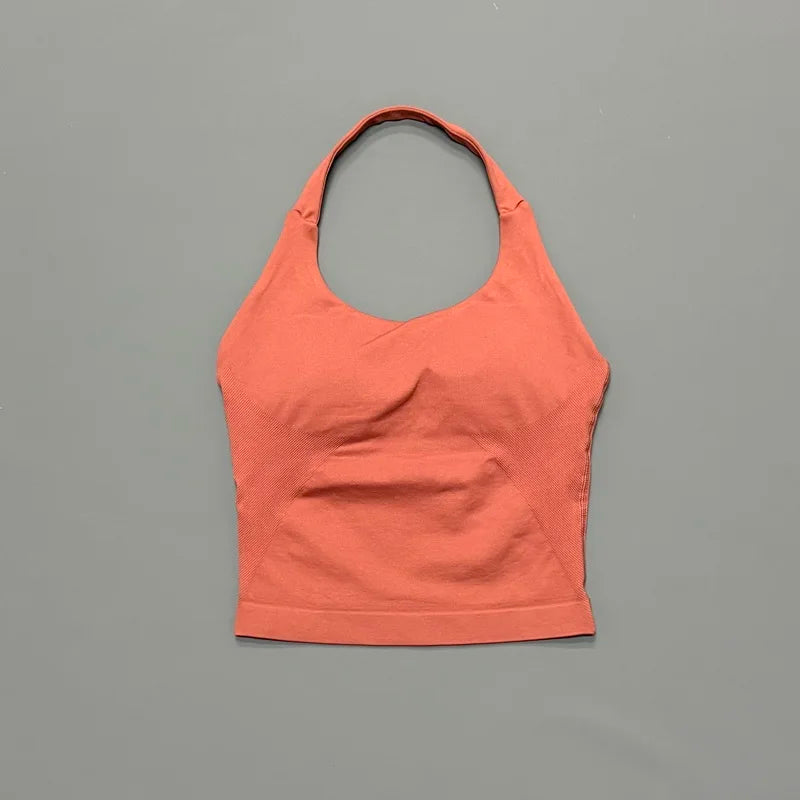 Ein einfariges, korallenoranges Strick-Gym-Tanktop mit Rundhalsausschnitt.