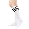 Calcetines altos blancos con rayas negras y un dobladillo blanco