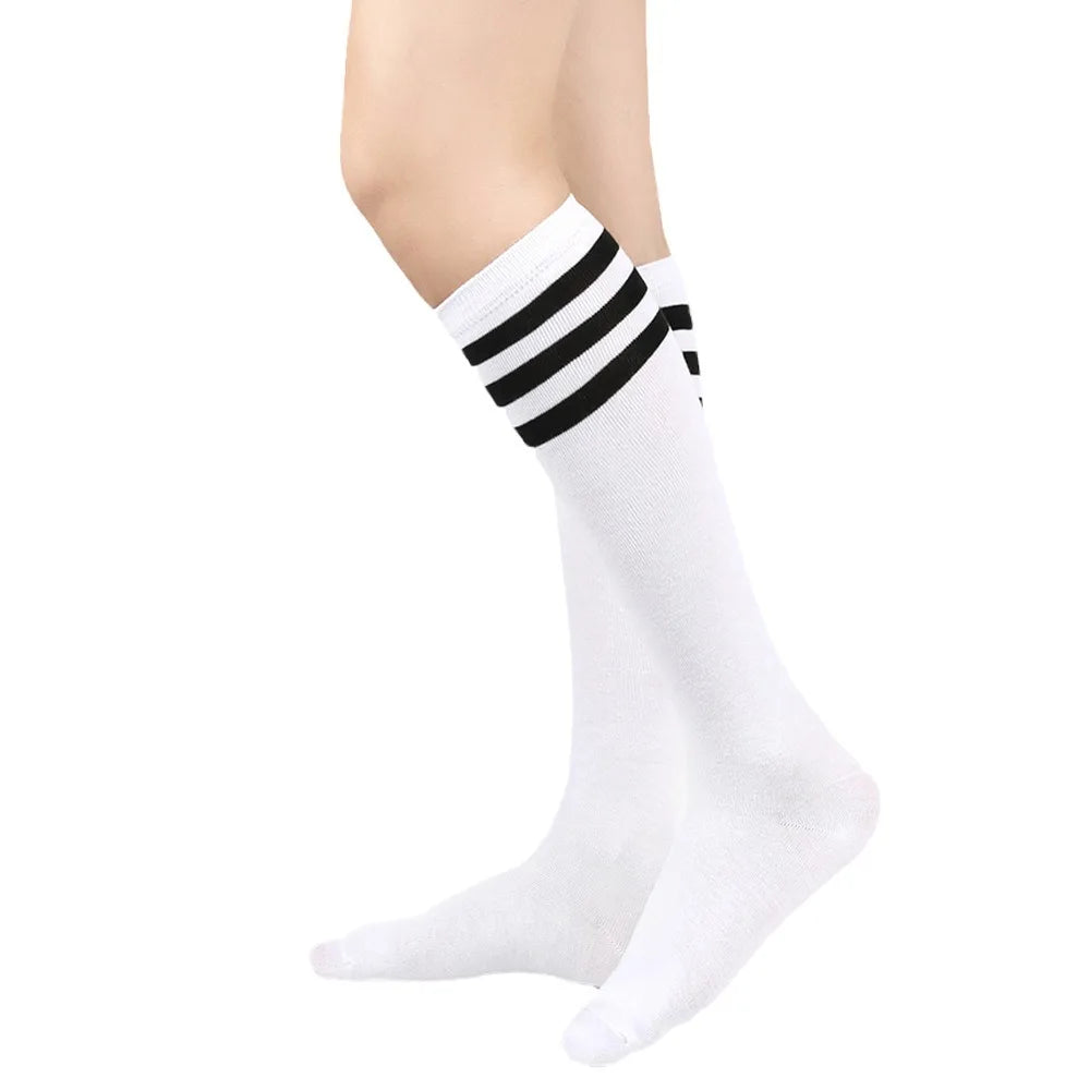 Calcetines altos blancos con rayas negras y un dobladillo blanco
