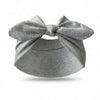Un bandeau élastique gris noué en nœud, adapté à l'extérieur.