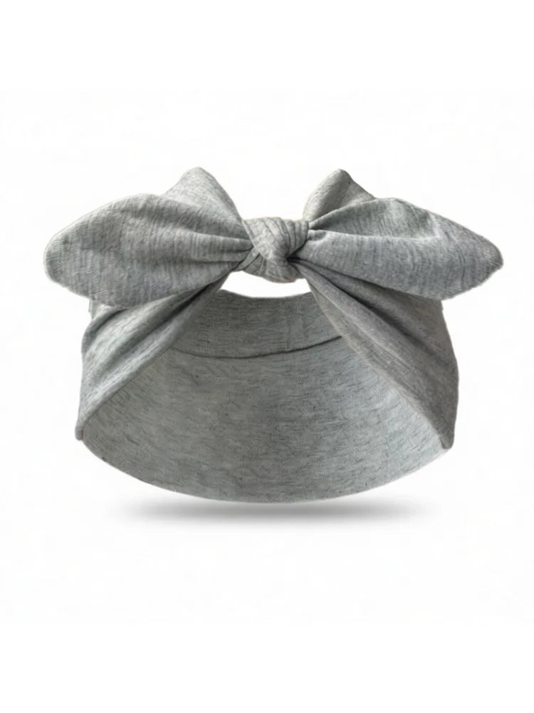 Un bandeau élastique gris noué en nœud, adapté à l'extérieur.