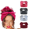 Un mannequin porte un bandeau rose et plusieurs bandeaux élastiques de couleurs unies.