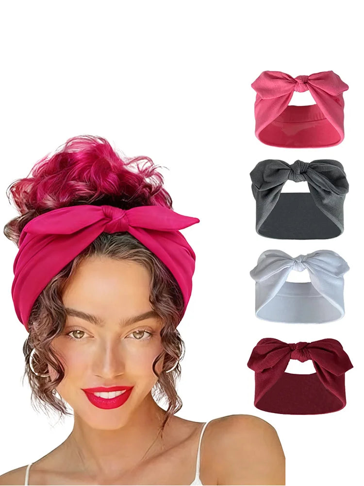Un mannequin porte un bandeau rose et plusieurs bandeaux élastiques de couleurs unies.