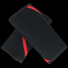 Une paire de genouillères de levage noires avec des accents rouges, montrées en diagonale sur un fond noir.