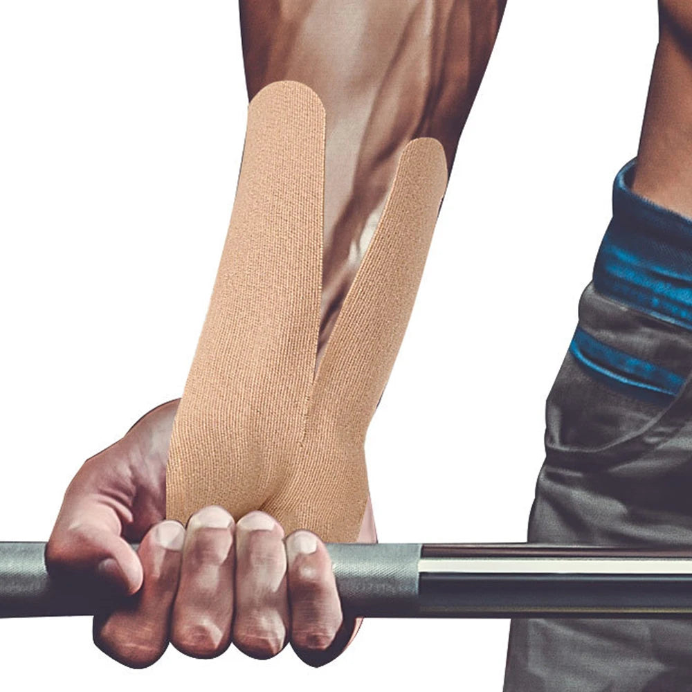 Eine Hand appliziert beige Kinesiologie-Tape auf einen Arm, wobei sie einen grauen Stock hält.