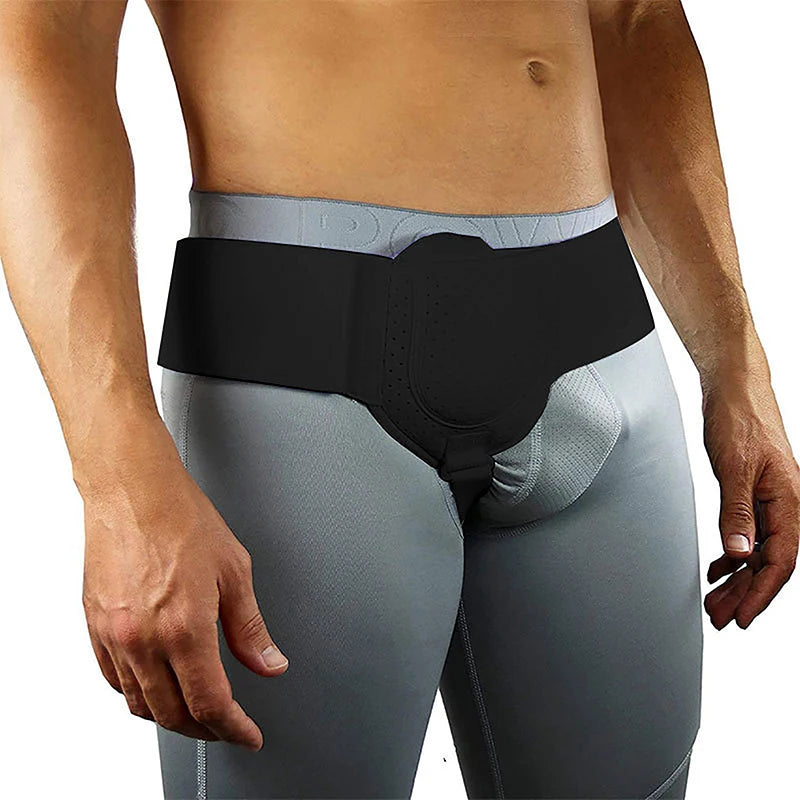 Una persona usando un arnés de hernia negro para soporte y alivio del dolor en la cintura.