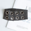 Bandeau à œillet grunge punk gris foncé sur fond blanc.