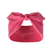 Un bandeau élastique rose noué en nœud, adapté à l'extérieur.