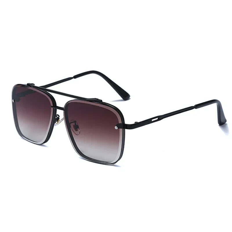 Gafas de metal cuadradas clásicas con lentes oscuros y montura negra, mostradas sobre fondo blanco.