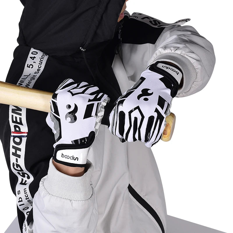 Une personne vêtue d'un équipement sportif noir et blanc tient une batte en bois avec des gants de sport en silicone antidéra